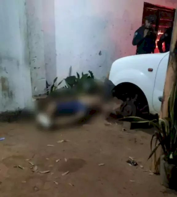 Mulher encontra marido morto em frente de casa, atingido por 5 tiros.