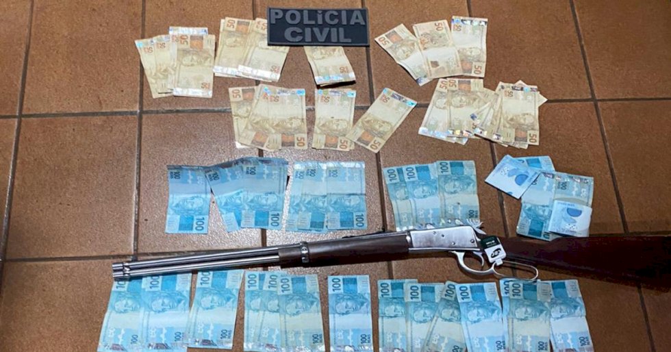 Pai e filho são presos por porte ilegal de arma e ameaça contra ex-esposa.