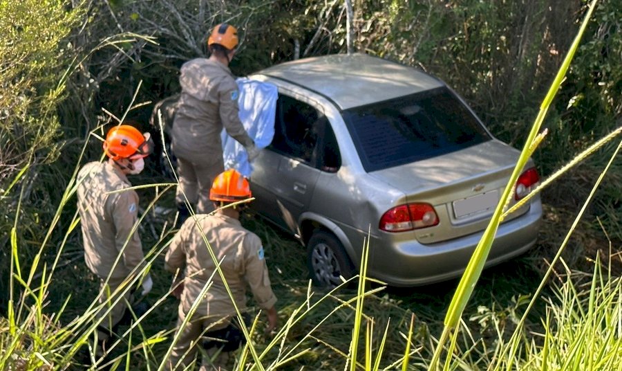 Taquarussu: Motorista morre ao perder controle de Corsa e cair em barranco à margem da MS-473.
