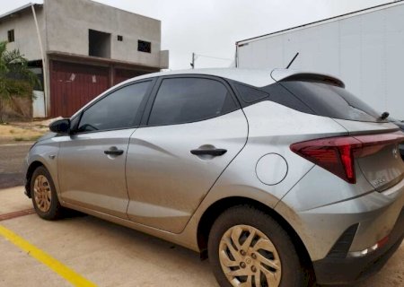 Homem é detido ao ser abordado e descobrir que veículo que comprou e fez seguro é furtado.