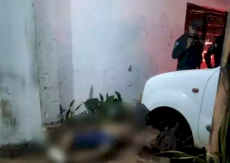 Mulher encontra marido morto em frente de casa, atingido por 5 tiros.