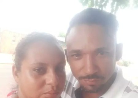 Homem é assassinado a facadas e esposa é presa como suspeita do crime.