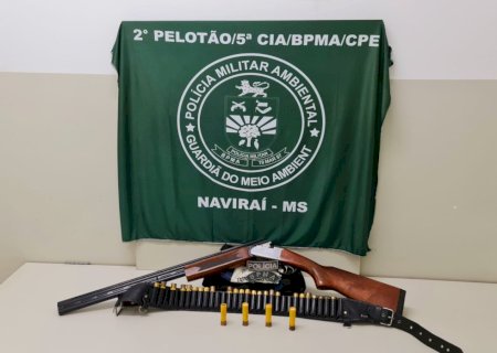 Polícia Militar Ambiental de Naviraí prende mulher em flagrante com espingarda de caça ilegalmente em seu veículo.