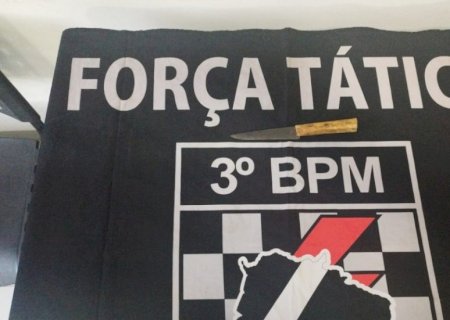 Homem tenta matar o vizinho a golpes de faca após discussão por bicicleta.