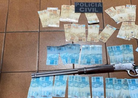 Pai e filho são presos por porte ilegal de arma e ameaça contra ex-esposa.