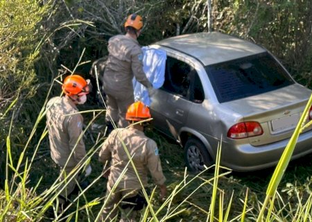 Taquarussu: Motorista morre ao perder controle de Corsa e cair em barranco à margem da MS-473.