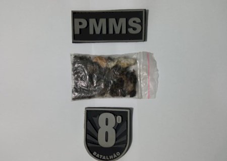 Polícia Militar conduz jovem para a delegacia portando drogas em Batayporã