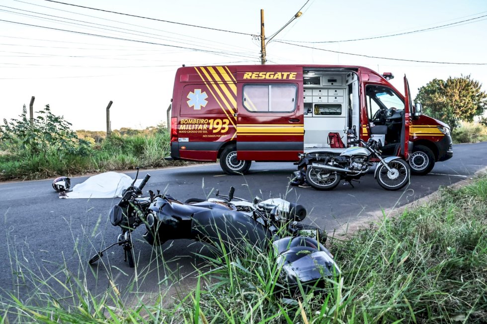 Motos batem e garupa morre atropelada por ônibus