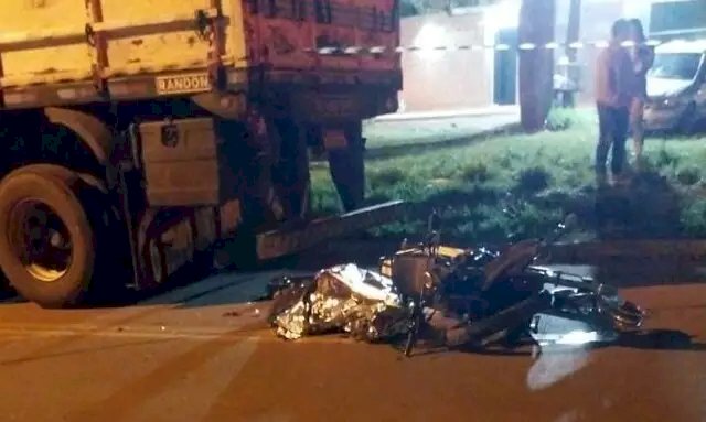 Motociclista morre depois de bater em caminhão estacionado .