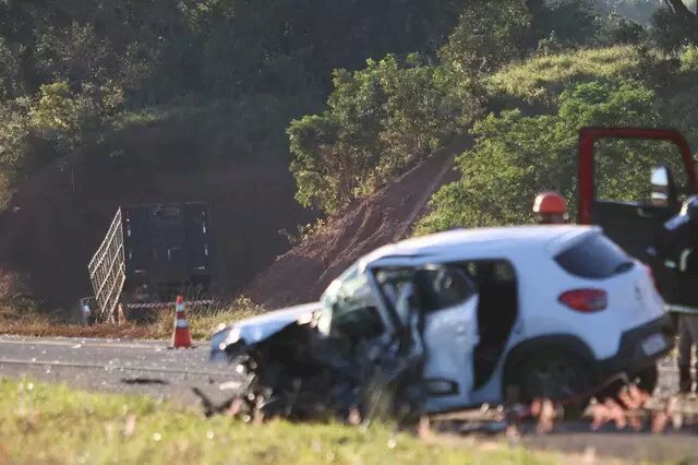A caminho do trabalho, motorista morre em colisão frontal.