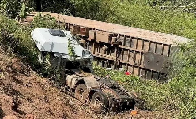 Carreta cai em ribanceira em MT e mata adolescente de Três Lagoas.