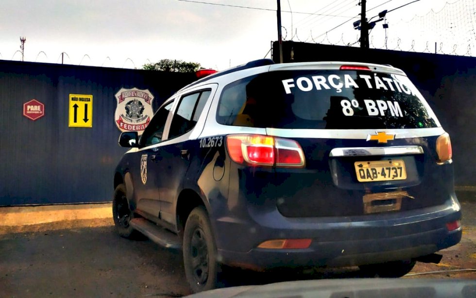 Polícia Militar conduz jovem para a delegacia portando drogas em Batayporã.