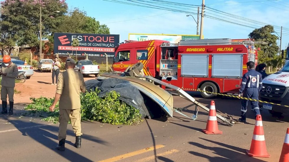 Motociclista morre após atingir carretinha com barco.