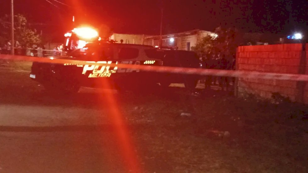 Dois jovens são executados a tiros em casa.