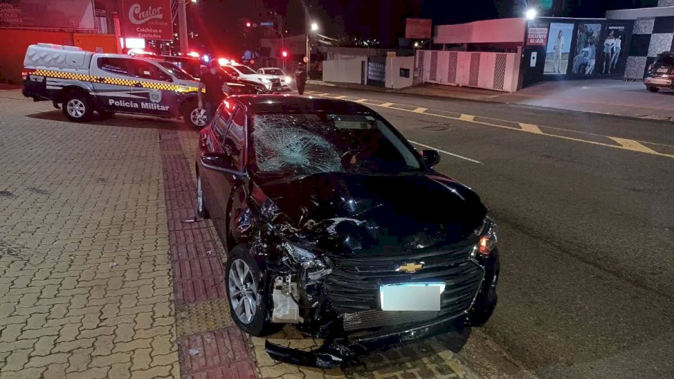 Motorista colide carro contra moto e mata técnica de enfermagem