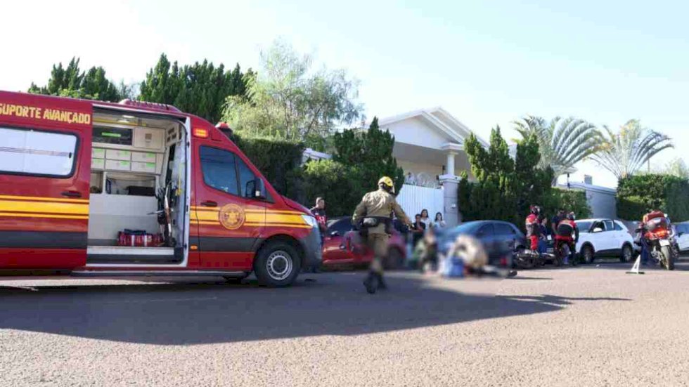 Motociclista bate na porta de carro estacionado e morre atropelada por caminhão.