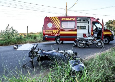 Motos batem e garupa morre atropelada por ônibus