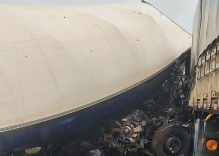 Acidente envolvendo vários veículos entre Batayporã e Anaurilândia deixou uma vítima em óbito presa as ferragens.