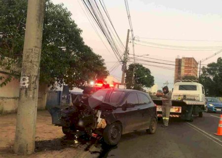 Sem controle, Ford Ka bate em poste em frente a batalhão da PM