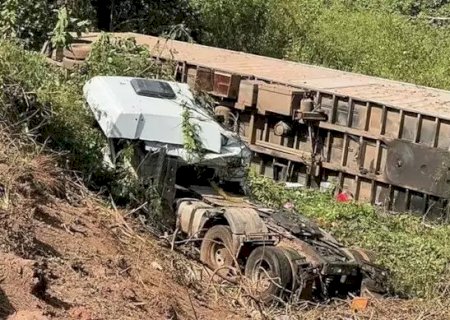 Carreta cai em ribanceira em MT e mata adolescente de Três Lagoas.