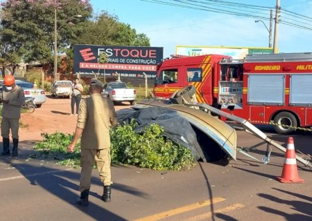 Motociclista morre após atingir carretinha com barco.