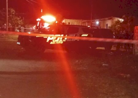 Dois jovens são executados a tiros em casa.