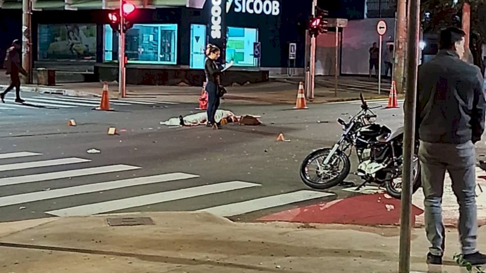 Motociclista morre após ser atropelado por caminhonete.