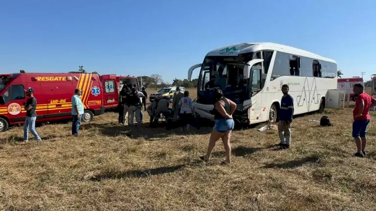 Motorista de ônibus morre após ser atingido por peça que se desprendeu de veículo na rodovia