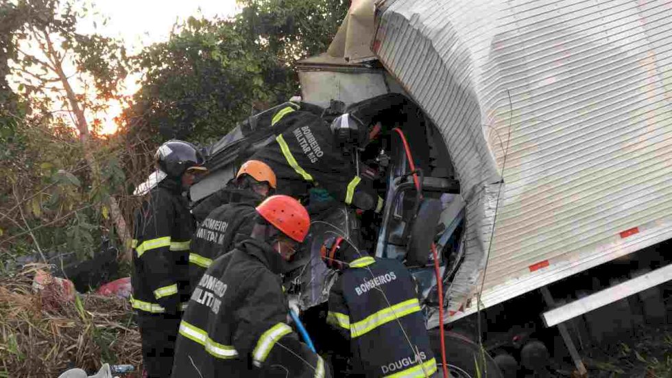 Homem bate caminhão após ser \'cegado\' pelo sol e fica preso nas ferragens na BR-262.
