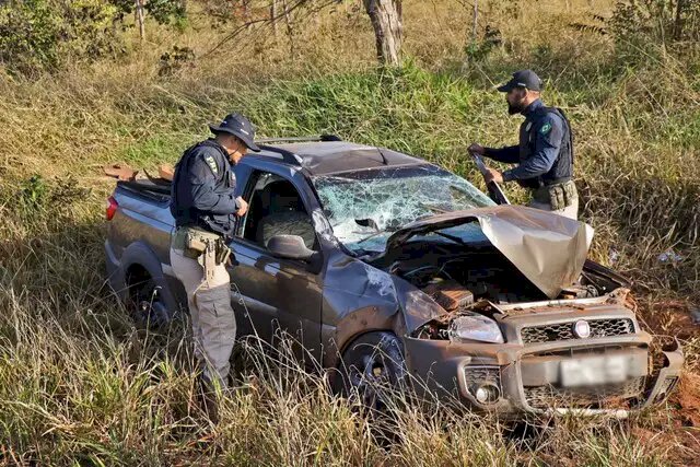 Pneu estoura, enfermeira perde controle e carro capota.