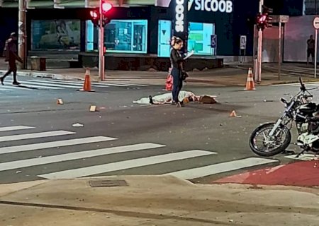 Motociclista morre após ser atropelado por caminhonete.