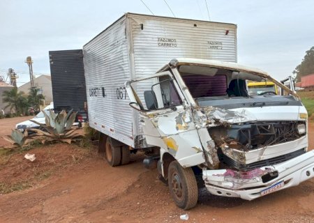Motorista de caminhão é arremessado do veículo em acidente envolvendo duas carretas
