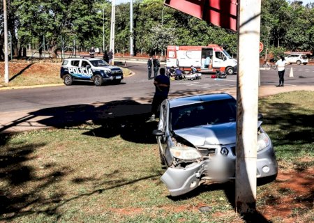 Motociclista fica em estado grave após ser fechado e colidir .