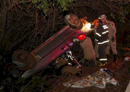 Carro capota e quatro ficam feridos em acidente com carreta na saída para SP.