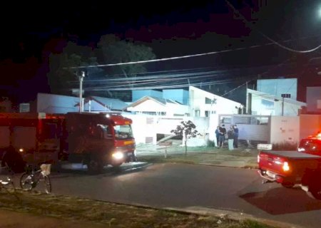 Mulher é resgatada de casa em chamas após ser espancada pelo marido .