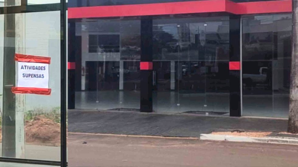 PF apreende todos os carros de loja que \'esquentava\' esquema de contrabando de cigarros em MS.