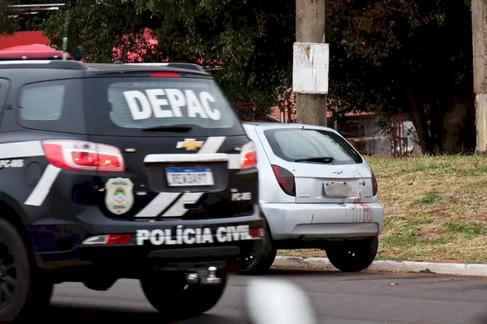 Homem saca revólver ao ser abordado pela polícia e acaba morto a tiros.