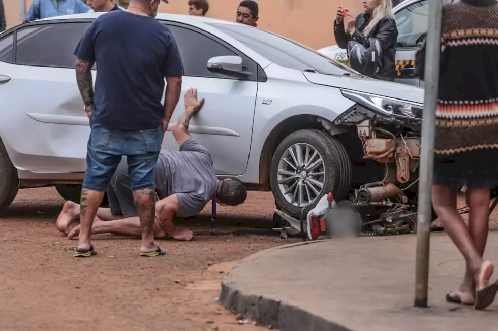 Mãe perde controle de carro e atropela o próprio filho em frente à escola.