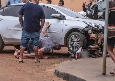 Mãe perde controle de carro e atropela o próprio filho em frente à escola.