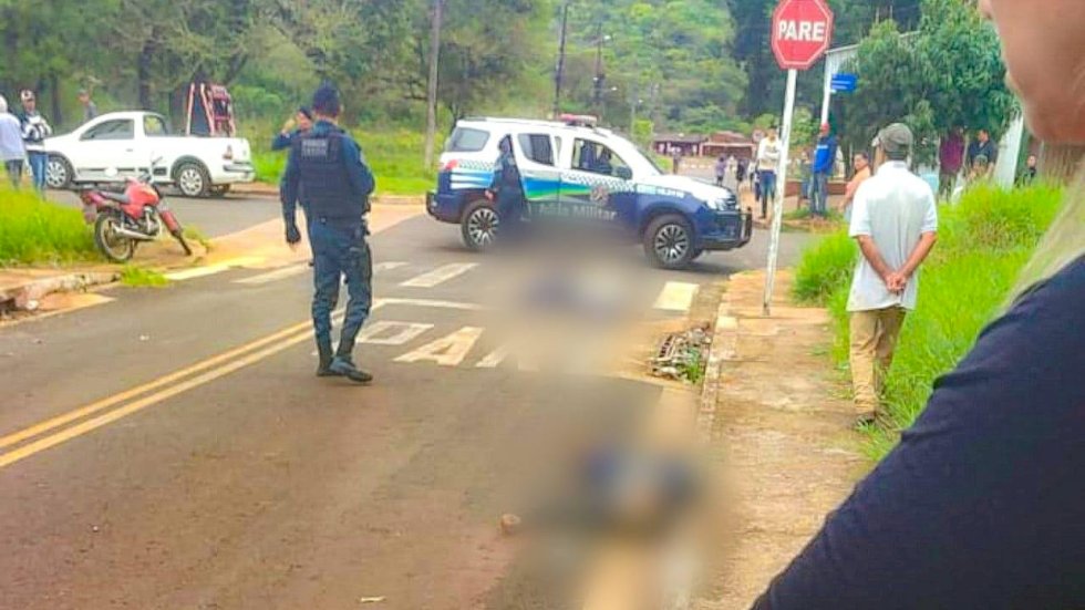 Dois homens são mortos a tiros no meio da rua em cidade da fronteira.