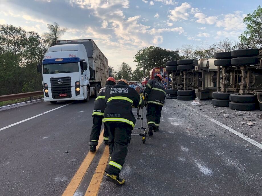 Motorista de carreta é resgatado de ferragens após 3h de trabalho.