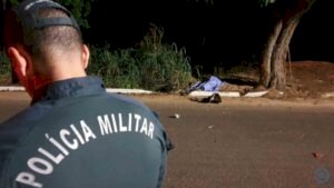 Motociclista morre após perder controle da direção e bater em árvore