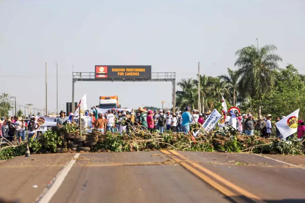 Acampados bloqueiam BR-163 e reivindicam assentamento e modernização do Incra.