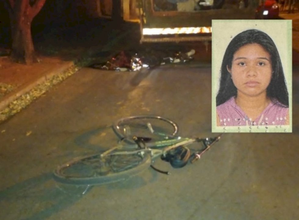 Ciclista morre ao ser atropelada por caminhão de coleta de lixo.
