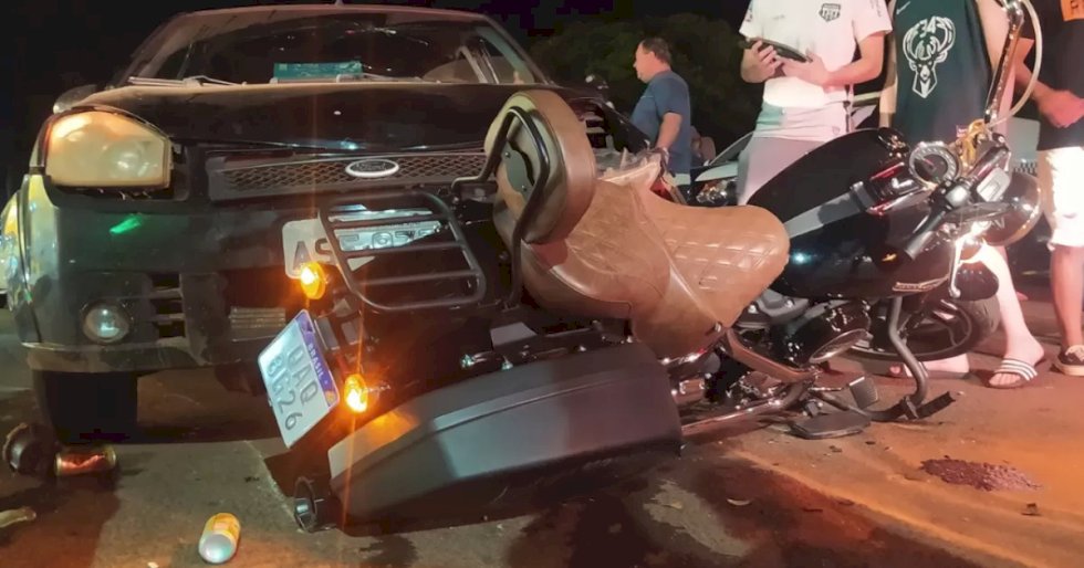 Motorista embriagado colide com motocicleta, deixando casal ferido .