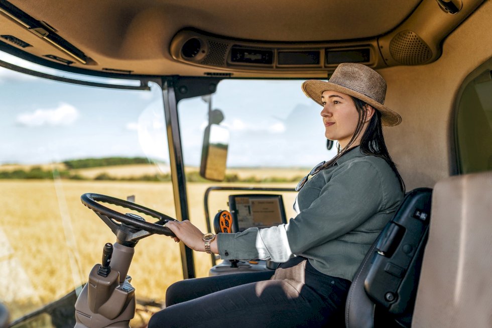 Sicredi reforça parceria com produtoras rurais no 8º Congresso Nacional das Mulheres do Agronegócio.