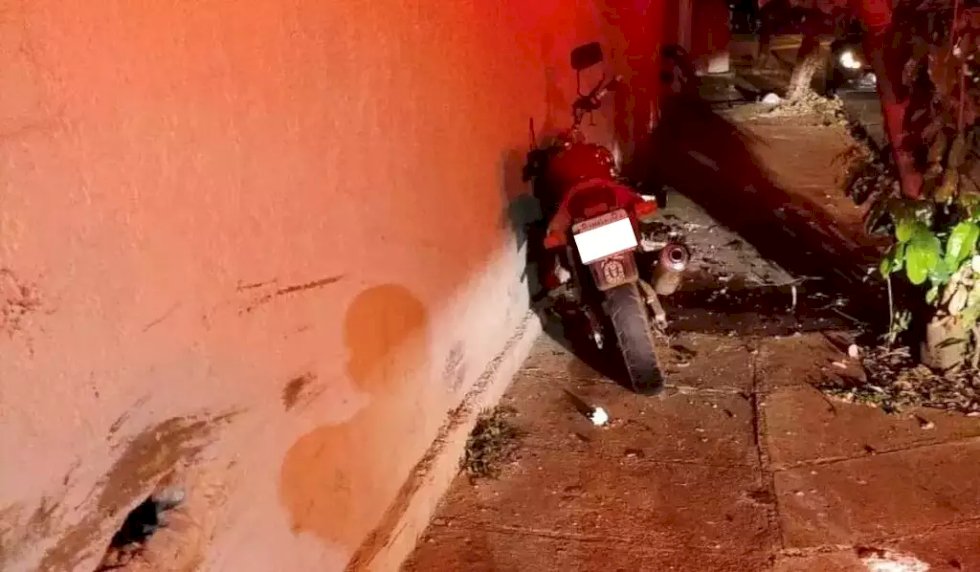 Adolescente de 17 anos morre após colega bater motocicleta em muro.