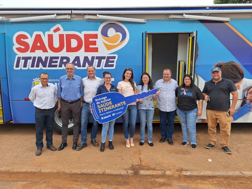 Suzano entrega ônibus equipado para levar atendimento médico a comunidades afastadas em cidade no MS.