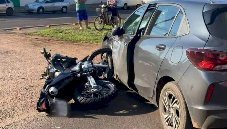 Motociclista morre após ser atropelada em cruzamento e condutor de carro foge