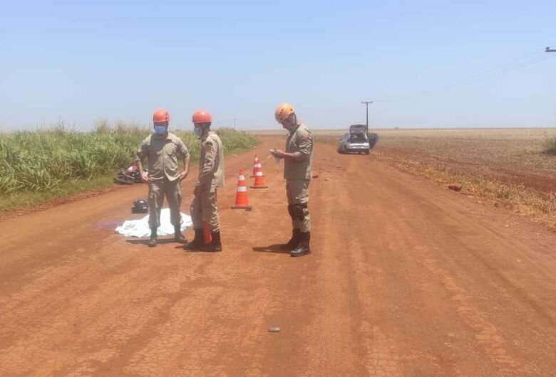 Motociclista morre após colisão com carro em estrada de terra.